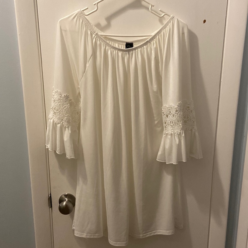 White Tunic with Elastic Neck Line, 3/4 Sleeves Bell-sleeve w Lace Accent. L-XL